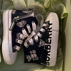 Burberry
Navy Blue Logo Trainers